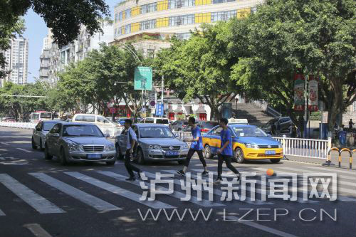 四川警察學(xué)院前的斑馬線沒有紅綠燈，但過往車輛見到有行人過斑馬線都會禮讓行人