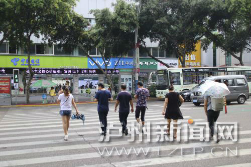 絕大多數(shù)市民都做到了自覺禮讓斑馬線，不橫穿馬路，不翻越欄桿，做到車讓人、人讓車