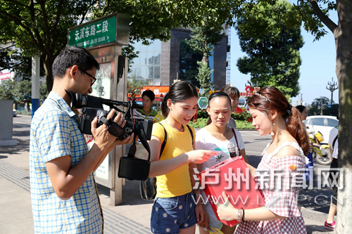 市民踴躍參與街頭答題。 王元明 攝
